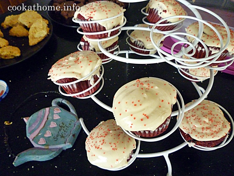 2015-12-06 'Love' red velvet cupcakes