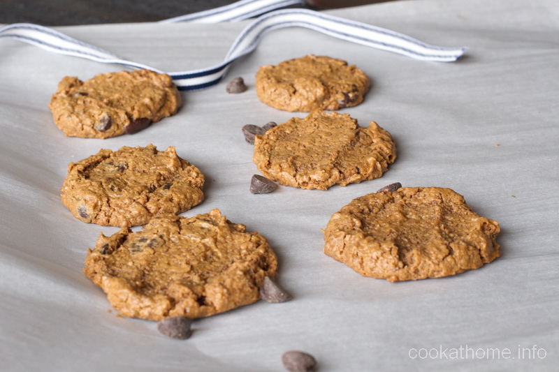 A different texture for flourless almond chocolate chip cookies, with bursts of chocolate chips and almond butter to tease your tastebuds. #cookies