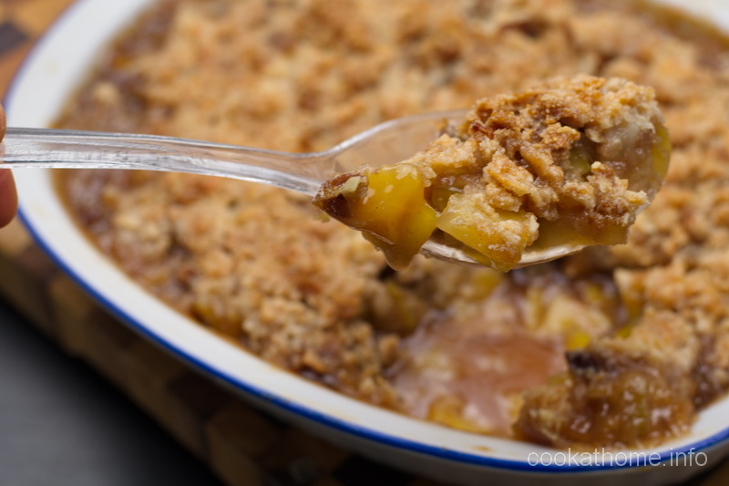 Cinnamon and oats in the crumble topping, yummy apple slices - awesome apple crumble topped with whatever your heart desires! #applecrumble