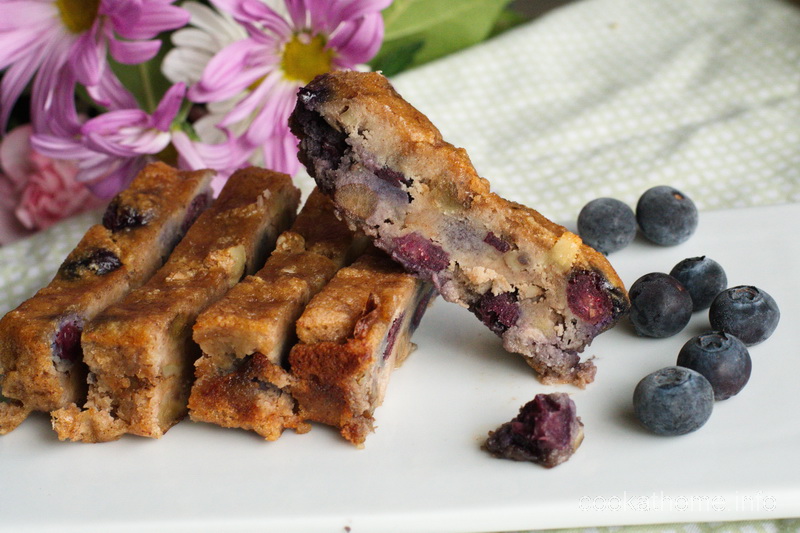 Banana blueberry bread with bananas and blueberries - but with no gluten, dairy or refined sugar. It's a winner. #blueberries