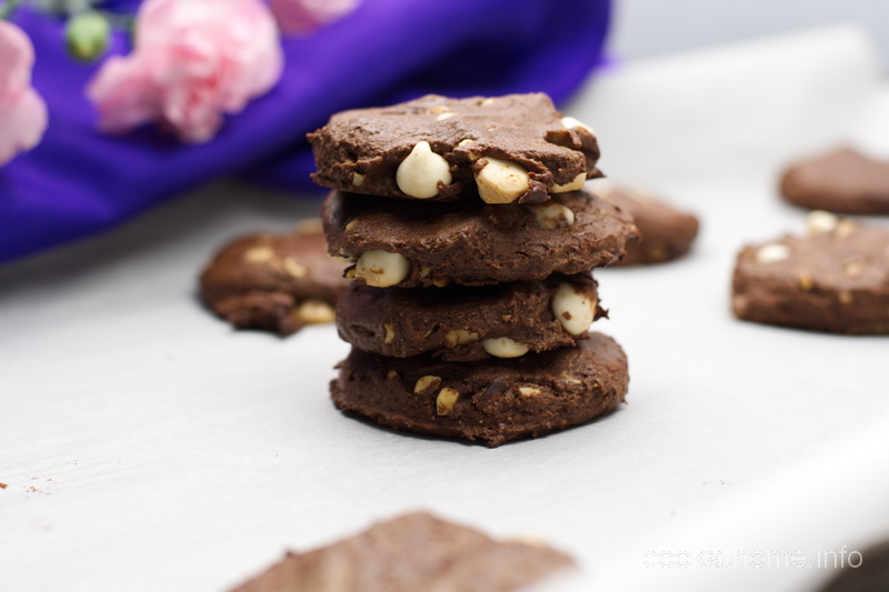 Chocolate chickpea cookies - with white chocolate chips and peanut butter, vegan and no refined sugar - what could be better? #chickpea
