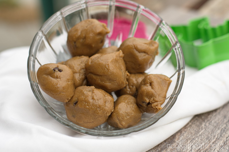 Cookie dough balls that are healthy and yummy?  Sign me up! #paleo #glutenfree #dairyfree #cookathome #cookiedough