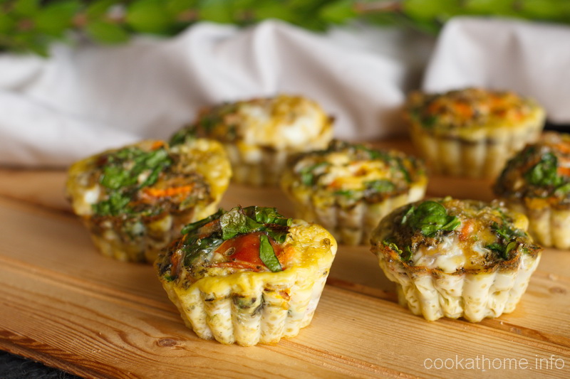 These egg muffins are really easy to make and can use whatever vegetables or other ingredients you have on hand. #eggmuffins