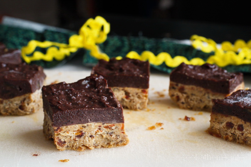 A healthy chocolate peanut butter slice, using all natural ingredients including peanut butter, almond meal and sweetened only using Medjool dates #chocolatepeanutbutter