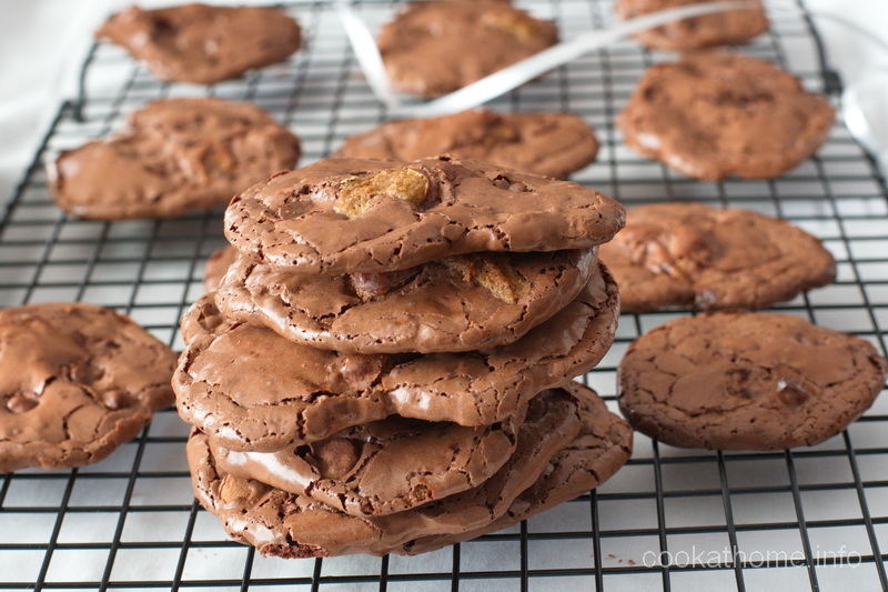Another yummy combination of chocolate and peanut butter - these naturally gluten-free peanut butter swirl brownie cookies are crunchy and chewy all at the same time! #peanutbutter