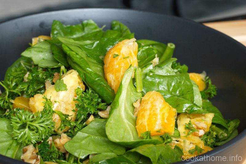 A refreshing spinach orange salad with the contrasting flavors of spinach and orange with nuts for added crunch #spinach #salad #cookathome #glutenfree #dairyfree