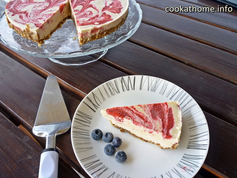 This strawberry cashew cream pie is a dairy-free Paleo-friendly cheesecake substitute full of sweet strawberries and made with cashew cream #cheesecake