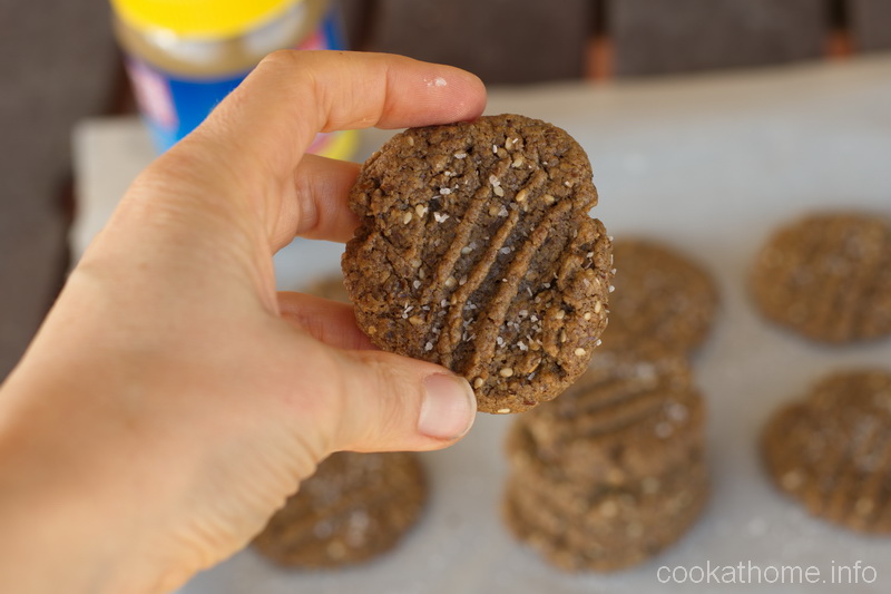 A sunflower seed butter cookie that's vegan, Paleo, nut-free and no refined sugar, and oh so tasty ! #sunbutter #cookathome #glutenfree #dairyfree