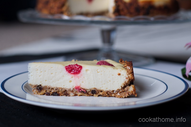 A white chocolate berry cheesecake, baked that combines the amazing flavors of white chocolate and fresh berries. Add in a gluten-free crust and you have deliciousness! #cheesecake #cookathome #glutenfree #dairyfree